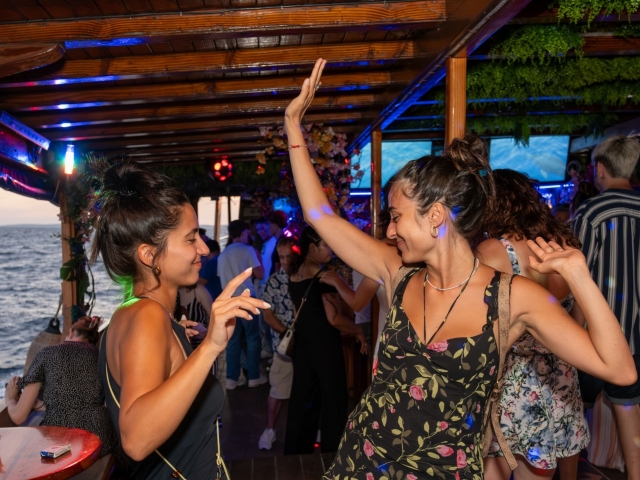 Bailando en la party boat