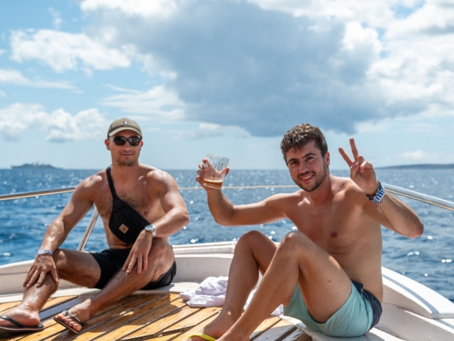 Amigos disfrutando del paseo en barco por Mallorca