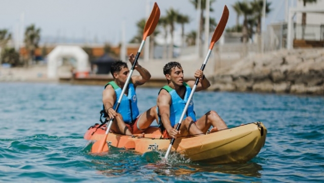 Amici a bordo del kayak aperto 