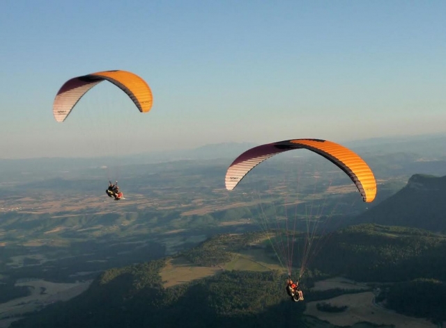 Gleichzeitiger Gleitschirmflug 