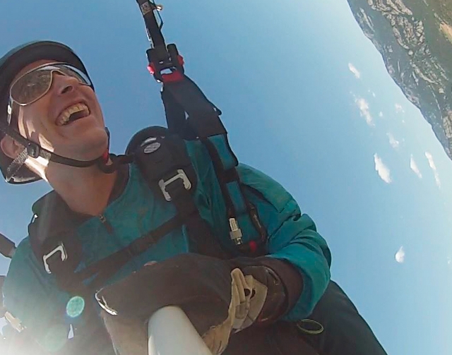 En pleno tirabuzón sobre el parapente
