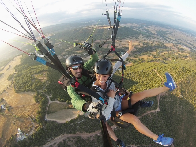 En lo más alto sobre el parapente
