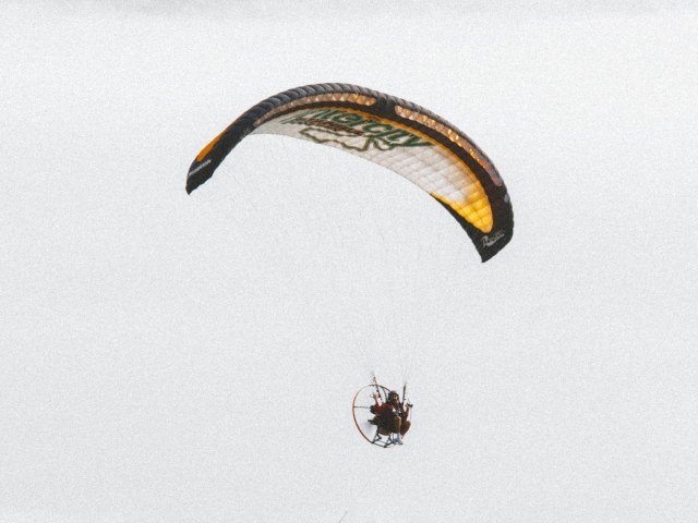 Paramotor elevándose