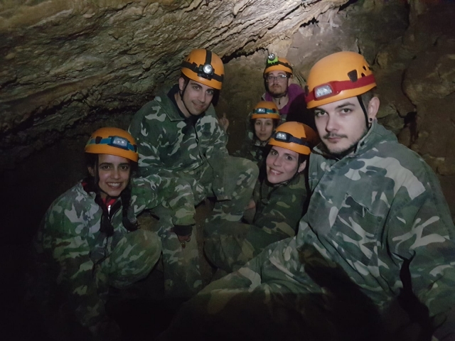  Groupe de spéléologues dans la grotte de Micaela