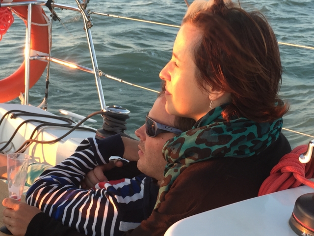  Guarda il tramonto da una barca a vela