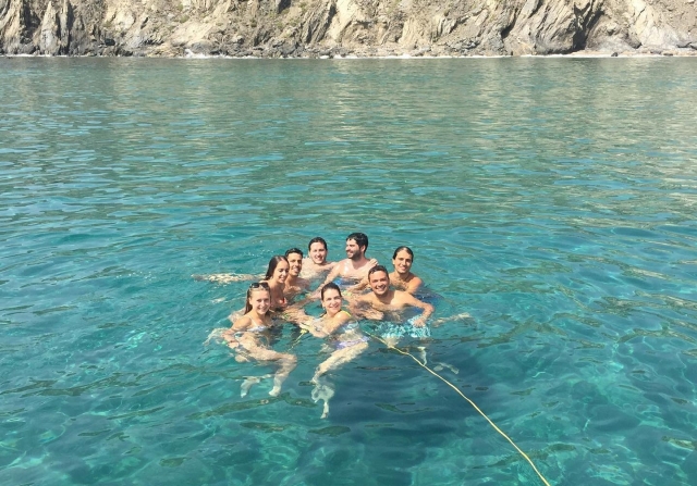 Amigos refrescándose