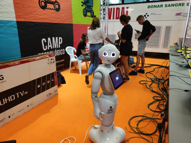 Un robot a pleno funcionamiento por los pasillos de nuestro recinto