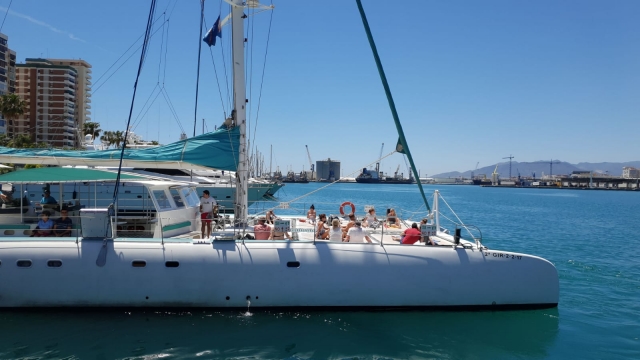 Verlassen des Hafens von Valencia auf einem Katamaran 