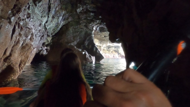Adentrándonos a cuevas con el kayak