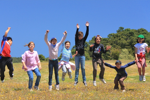 Saltando en el campo con los amigos