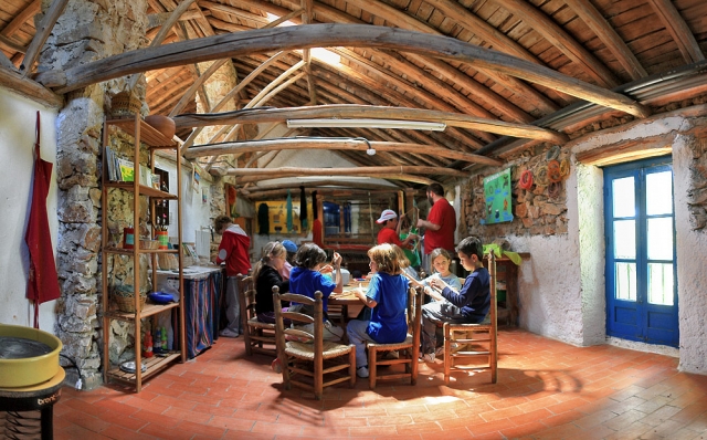  Les enfants collaborent ensemble 