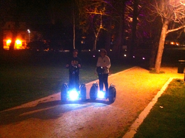 Dos segways con luces