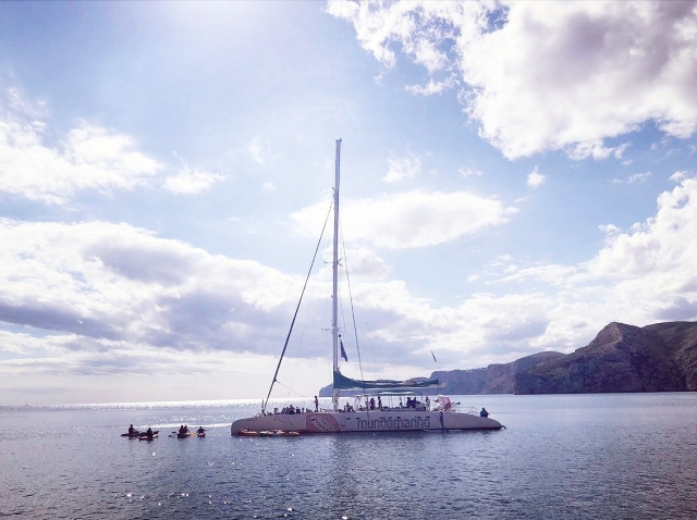 Catamarán fondeando por el mar