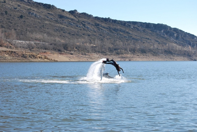 Probando acrobacias con el flyboard