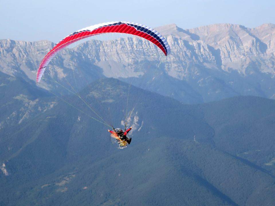  Fliegen Sie hoch in einem Motorschirm 