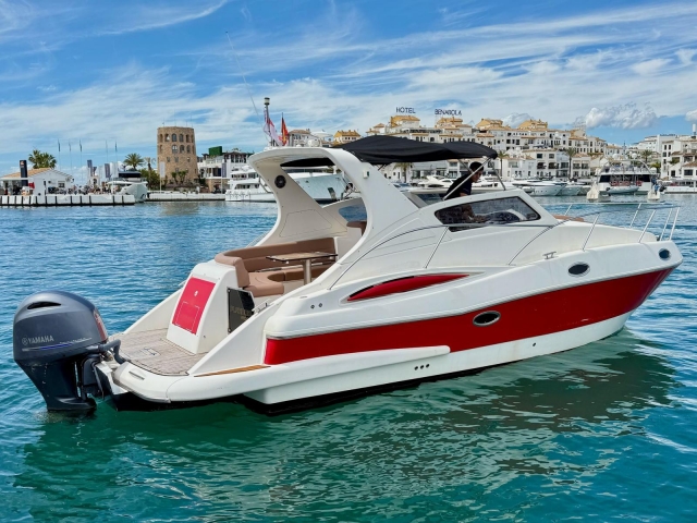 由 Acantilados Maro 提供带船长的游艇租赁服务，8 小时