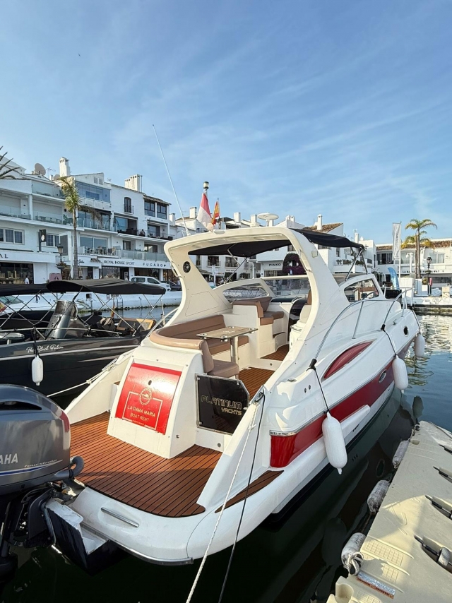  乘坐豪华游艇航行 