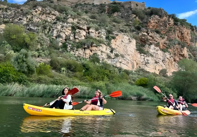  Naviguant paisiblement en canoë sur l'Èbre 