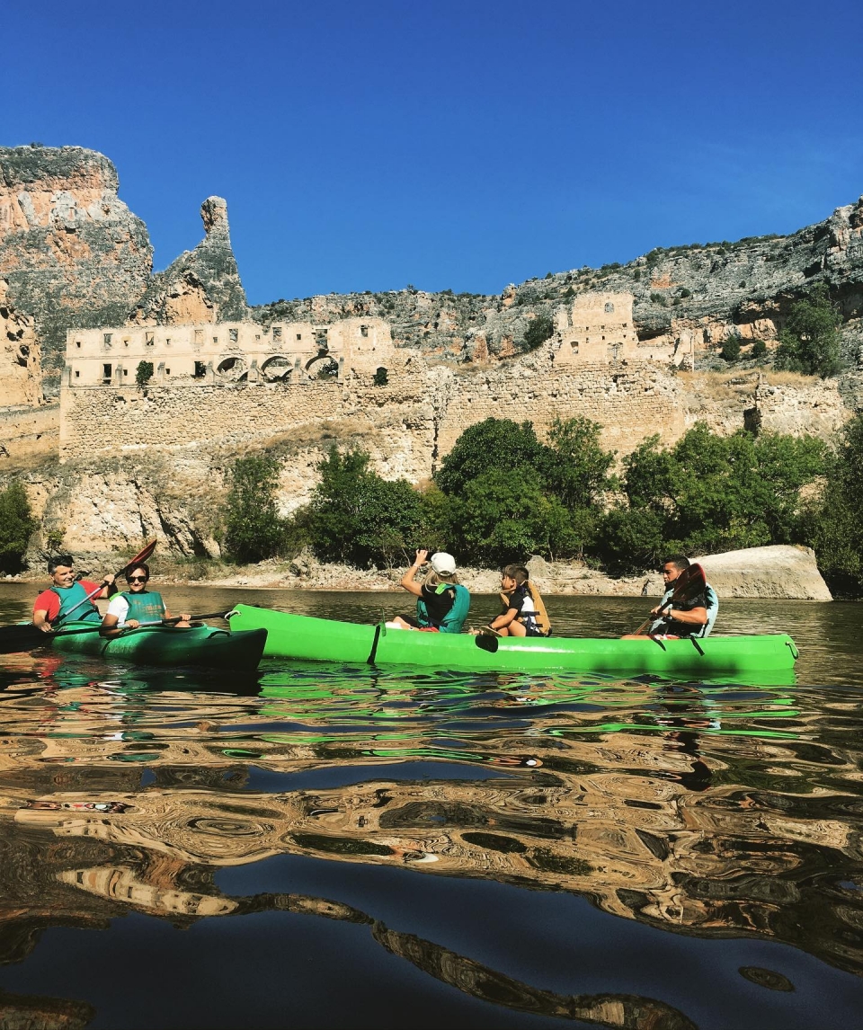 Piraguas junto a las ruinas