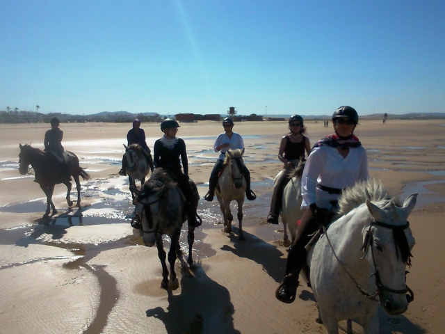 En la Playa de Bolonia a caballo