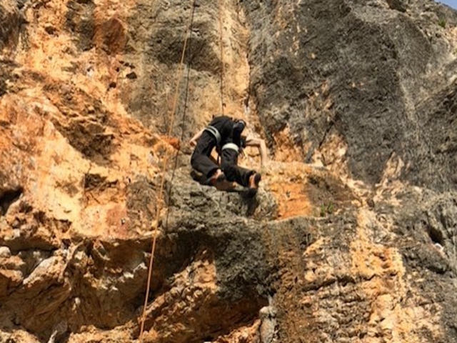 Escalando por las rocas de Palma