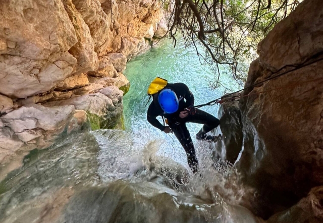  在峡谷中速降 
