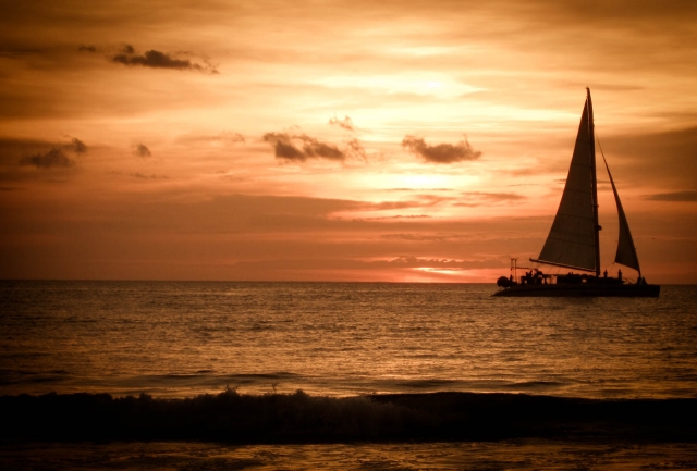  Barco à vela ao pôr do sol 
