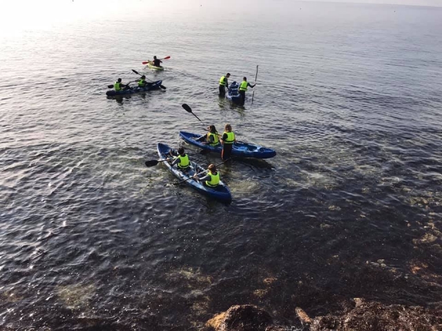  Amigos a bordo dos caiaques em Mazarrón