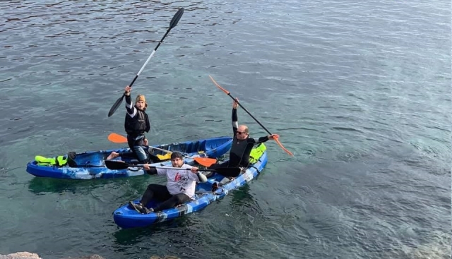  Amici in kayak diretti alla Grotta di Nettuno 