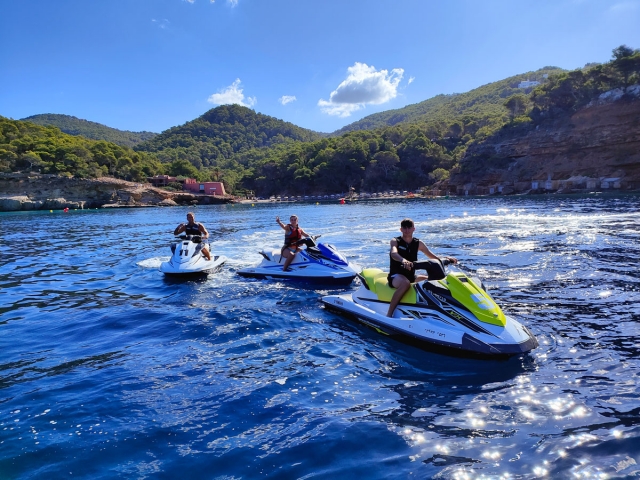 Amigos en la moto de agua