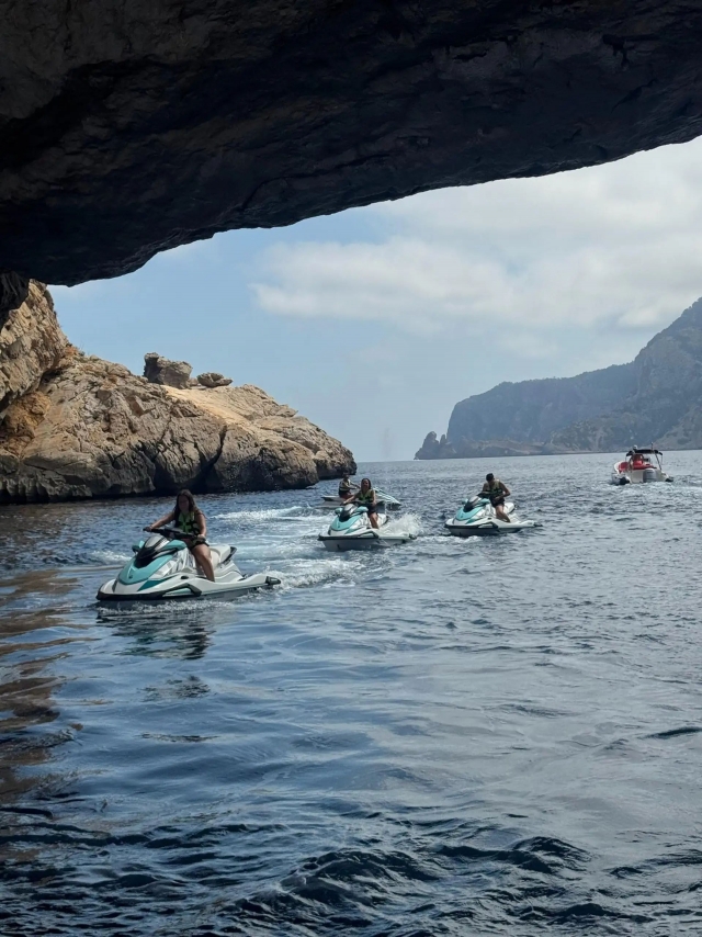  Percorrendo a costa de Ibiza em um jet ski 