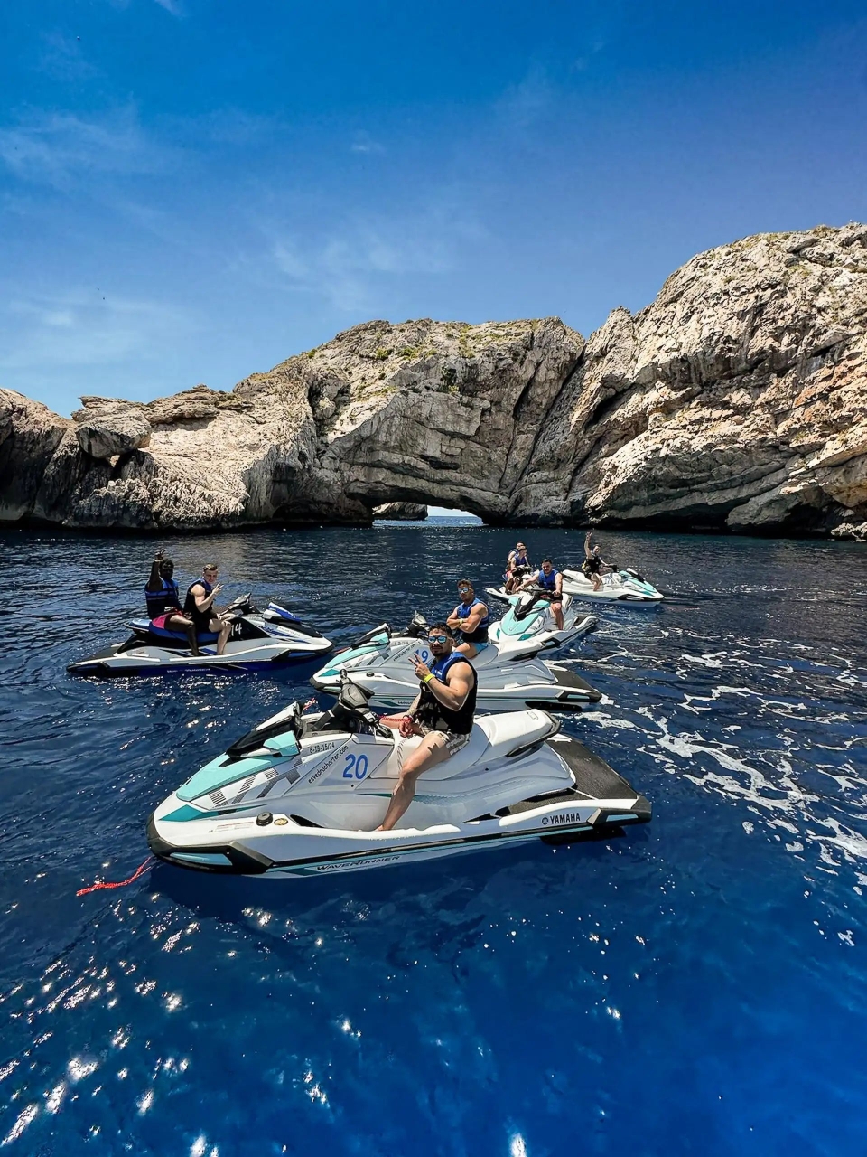  Grupo de amigos desfrutando de uma rota de jet ski 