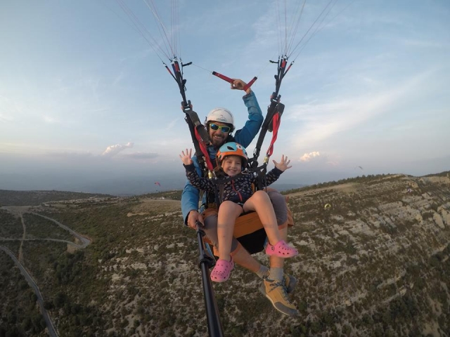  Pilota e parapendio per piccoli passeggeri ad Ager 