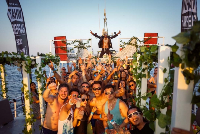  Fête à bord du bateau 