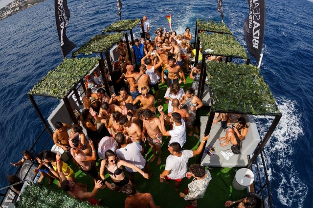  Grande fête à Ibiza 