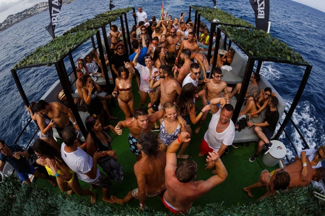  À bord d'un bateau à Ibiza 