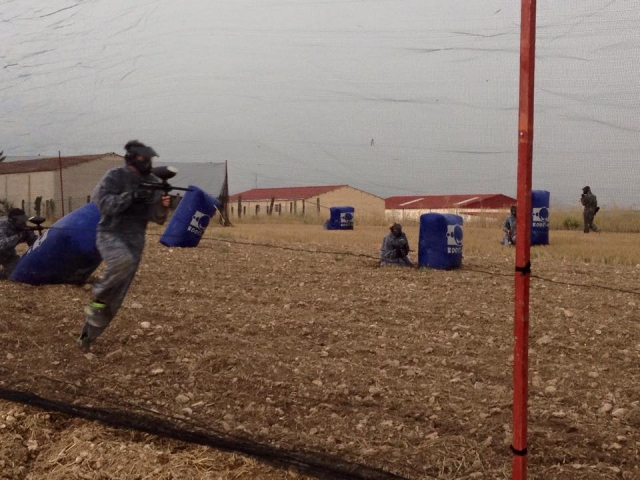  Jogando paintball 