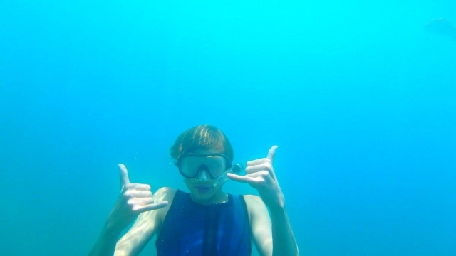 Practicando snorkel en el mar