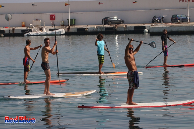 Grupo haciendo paddle Surf