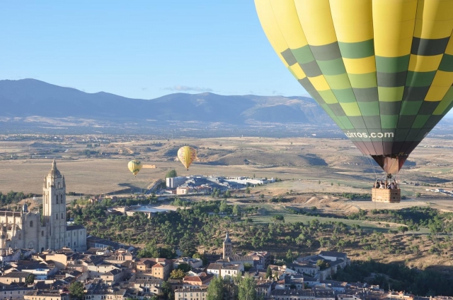  Mit dem Ballon über Segovia fliegen 