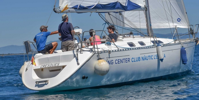  Genießen Sie eine Segelbootfahrt