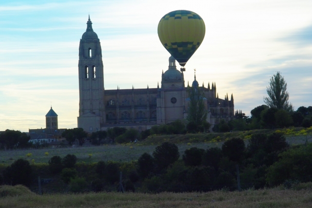  Balão ao amanhecer sobre a basílica 
