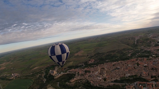  Voando em um balão sobre a cidade 