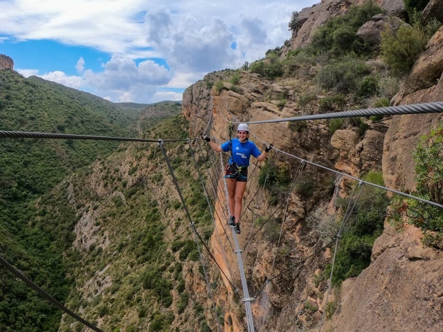 Pasando por un puente colgante de la vía ferramarra