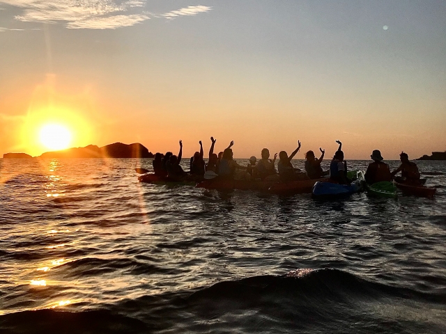  Kayak with friends when sunset 