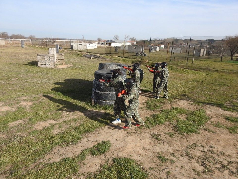 Defeat your enemies playing paintball 