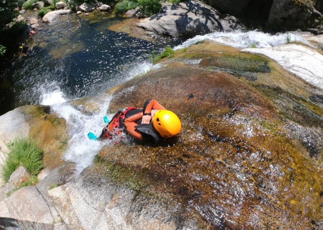 Difrutando del tobogán del barranco
