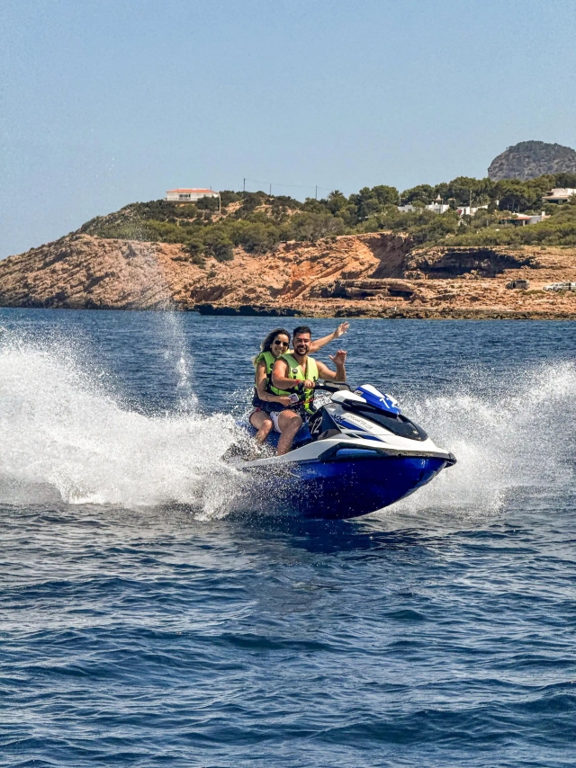  摩托艇前往卡拉萨拉达