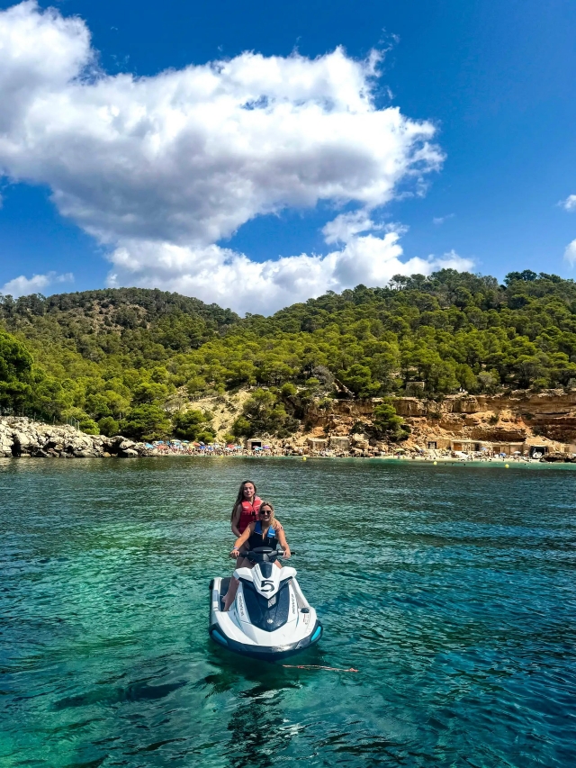  伊维西亚摩托艇 