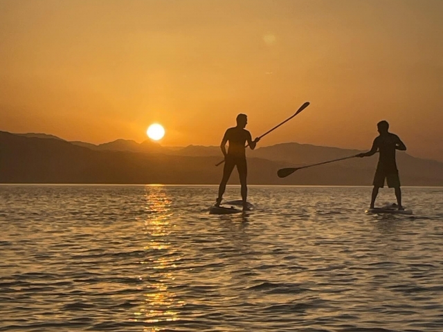 Paddle board al atardecer